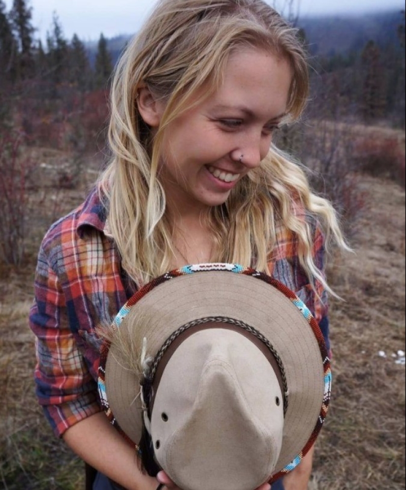 An American woman lives in a tent and eats animals that have been hit by cars. An American woman lives in a tent and eats animals that have been hit by cars.