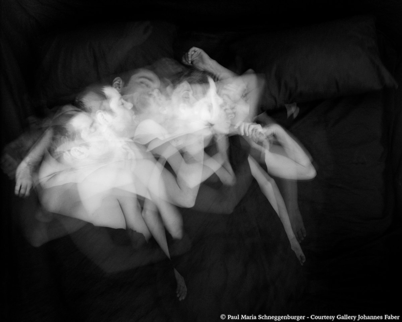An intimate photo project about how we move when we sleep together An intimate photo project about how we move when we sleep together