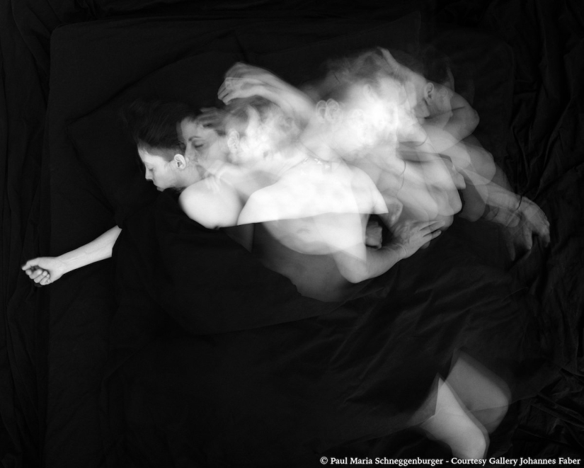 An intimate photo project about how we move when we sleep together An intimate photo project about how we move when we sleep together