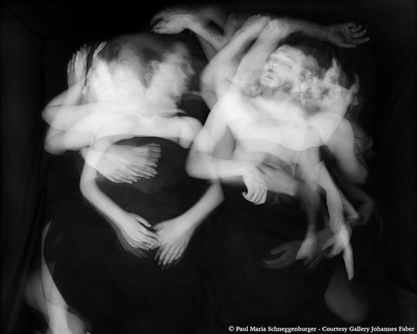 An intimate photo project about how we move when we sleep together An intimate photo project about how we move when we sleep together