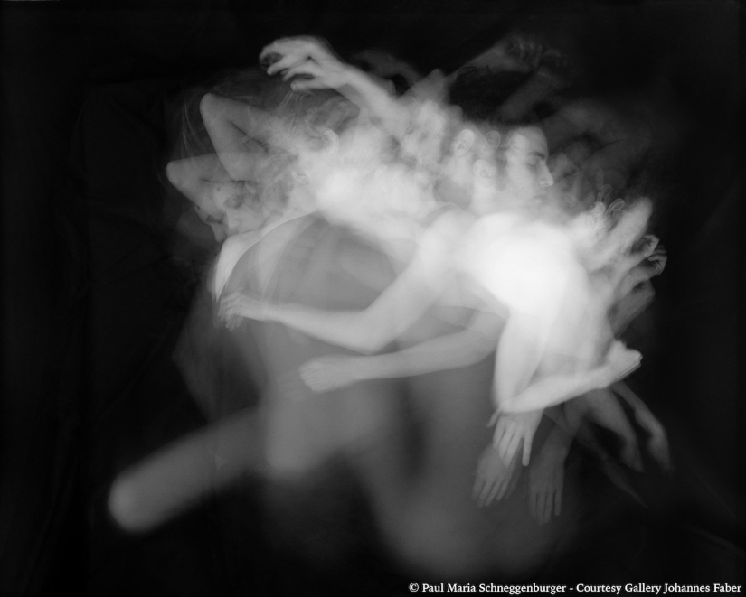 An intimate photo project about how we move when we sleep together An intimate photo project about how we move when we sleep together