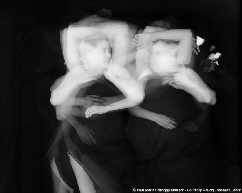 An intimate photo project about how we move when we sleep together An intimate photo project about how we move when we sleep together