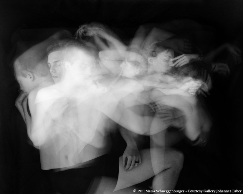 An intimate photo project about how we move when we sleep together An intimate photo project about how we move when we sleep together