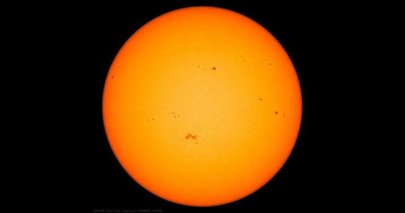 Andrew McCarthy Captured Highly Detailed Views Of The Sunspot From His Backyard In Arizona Andrew McCarthy Captured Highly Detailed Views Of The Sunspot From His Backyard In Arizona