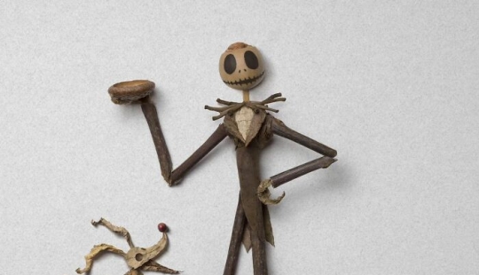 Artist Creates Animal Sculptures From Flower Arrangements