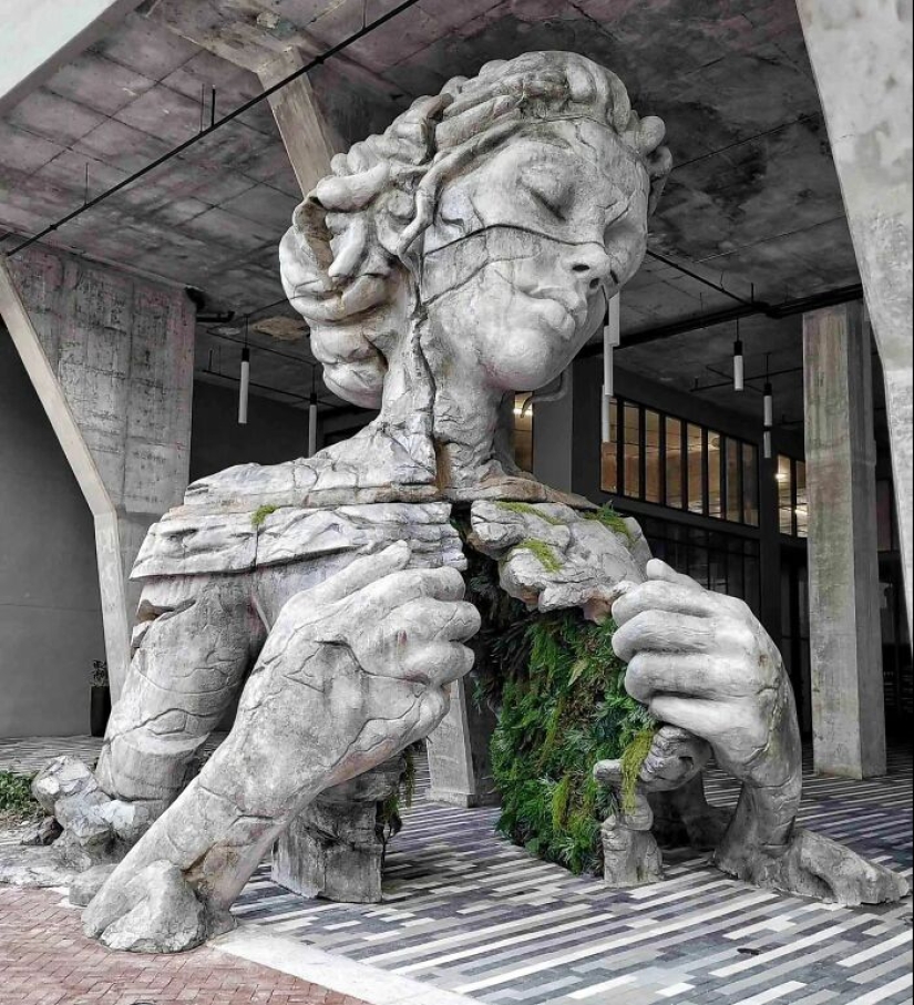 Artist Creates Giant Sculptures That Might Make You Feel Like You’re Stepping Into Another World Artist Creates Giant Sculptures That Might Make You Feel Like You’re Stepping Into Another World
