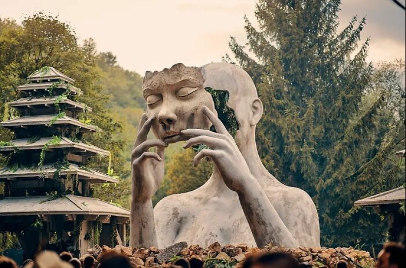 Artist Creates Giant Sculptures That Might Make You Feel Like You’re Stepping Into Another World Artist Creates Giant Sculptures That Might Make You Feel Like You’re Stepping Into Another World