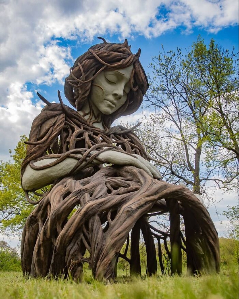 Artist Creates Giant Sculptures That Might Make You Feel Like You’re Stepping Into Another World Artist Creates Giant Sculptures That Might Make You Feel Like You’re Stepping Into Another World