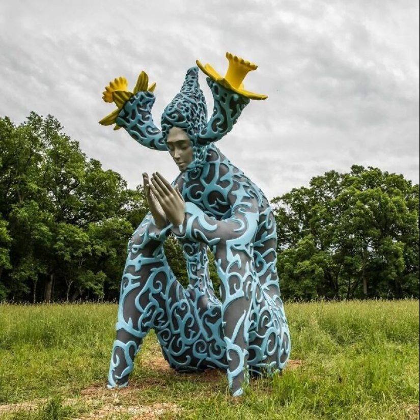 Artist Creates Giant Sculptures That Might Make You Feel Like You’re Stepping Into Another World Artist Creates Giant Sculptures That Might Make You Feel Like You’re Stepping Into Another World