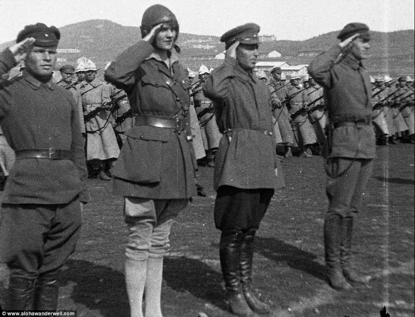 As a 16-year-old girl in the early XX century circled the globe by car