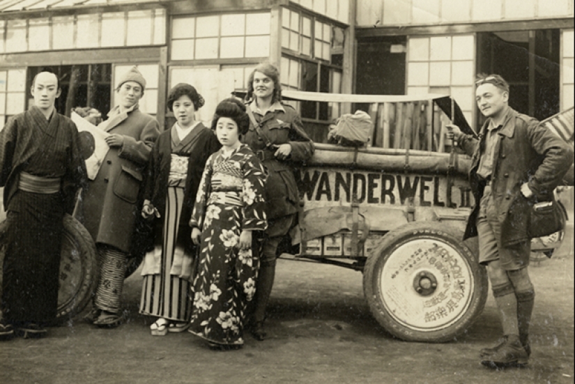As a 16-year-old girl in the early XX century circled the globe by car