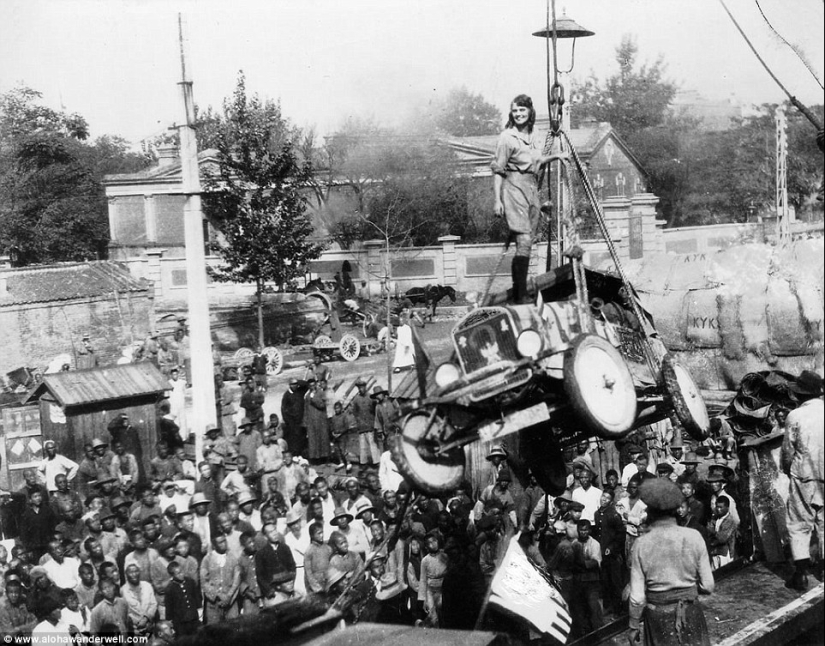 As a 16-year-old girl in the early XX century circled the globe by car