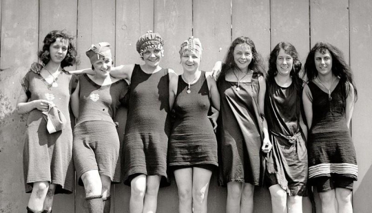 Beach fashion 1920-30s