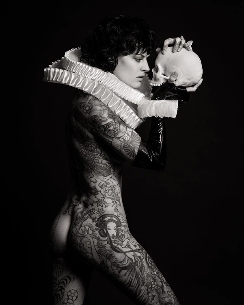 Beautiful girls and their tattoos: 32 black-and-white photos imbued with charming aesthetics Beautiful girls and their tattoos: 32 black-and-white photos imbued with charming aesthetics