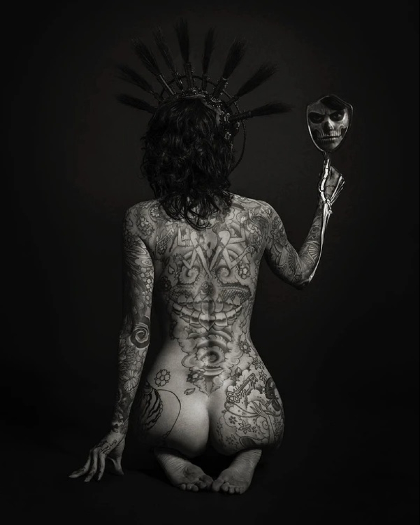 Beautiful girls and their tattoos: 32 black-and-white photos imbued with charming aesthetics Beautiful girls and their tattoos: 32 black-and-white photos imbued with charming aesthetics