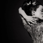 Beautiful girls and their tattoos: 32 black-and-white photos imbued with charming aesthetics Beautiful girls and their tattoos: 32 black-and-white photos imbued with charming aesthetics
