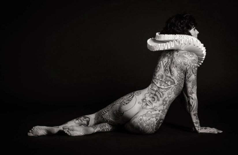 Beautiful girls and their tattoos: 32 black-and-white photos imbued with charming aesthetics Beautiful girls and their tattoos: 32 black-and-white photos imbued with charming aesthetics