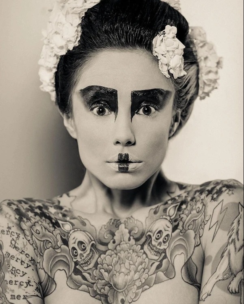 Beautiful girls and their tattoos: 32 black-and-white photos imbued with charming aesthetics Beautiful girls and their tattoos: 32 black-and-white photos imbued with charming aesthetics