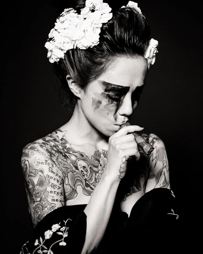 Beautiful girls and their tattoos: 32 black-and-white photos imbued with charming aesthetics Beautiful girls and their tattoos: 32 black-and-white photos imbued with charming aesthetics