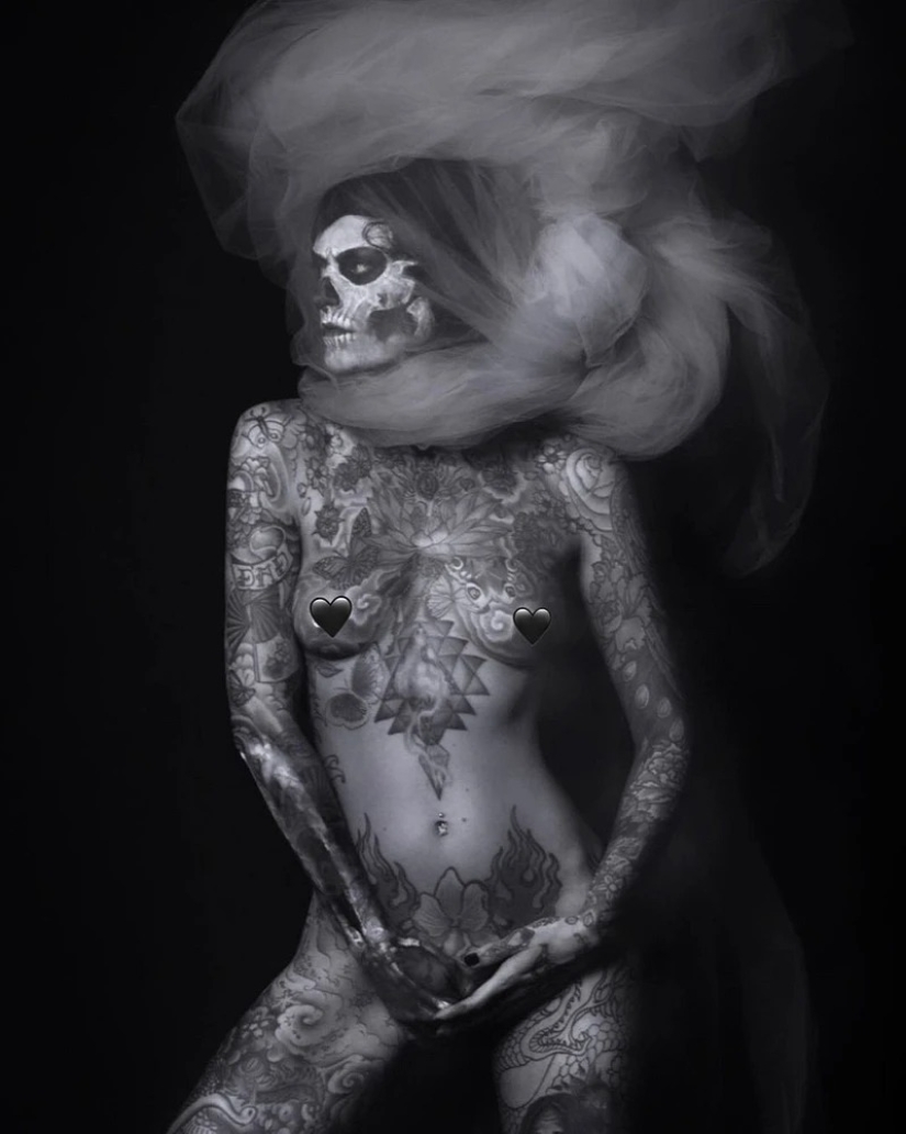 Beautiful girls and their tattoos: 32 black-and-white photos imbued with charming aesthetics Beautiful girls and their tattoos: 32 black-and-white photos imbued with charming aesthetics
