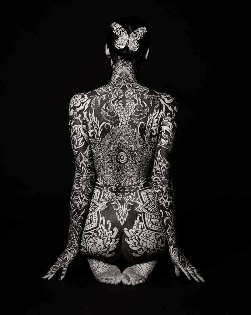 Beautiful girls and their tattoos: 32 black-and-white photos imbued with charming aesthetics Beautiful girls and their tattoos: 32 black-and-white photos imbued with charming aesthetics