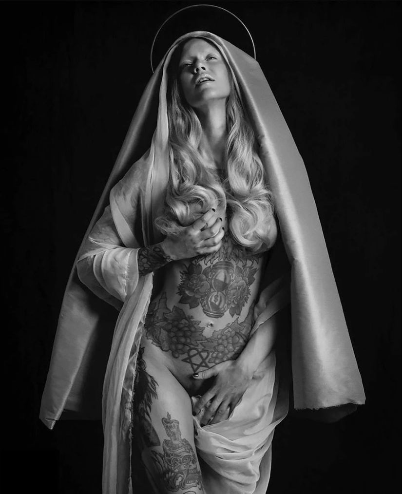 Beautiful girls and their tattoos: 32 black-and-white photos imbued with charming aesthetics Beautiful girls and their tattoos: 32 black-and-white photos imbued with charming aesthetics