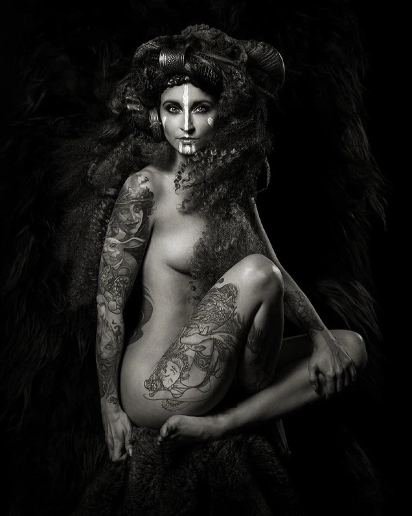 Beautiful girls and their tattoos: 32 black-and-white photos imbued with charming aesthetics Beautiful girls and their tattoos: 32 black-and-white photos imbued with charming aesthetics