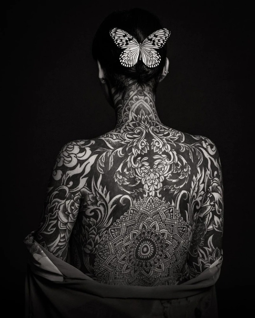 Beautiful girls and their tattoos: 32 black-and-white photos imbued with charming aesthetics Beautiful girls and their tattoos: 32 black-and-white photos imbued with charming aesthetics