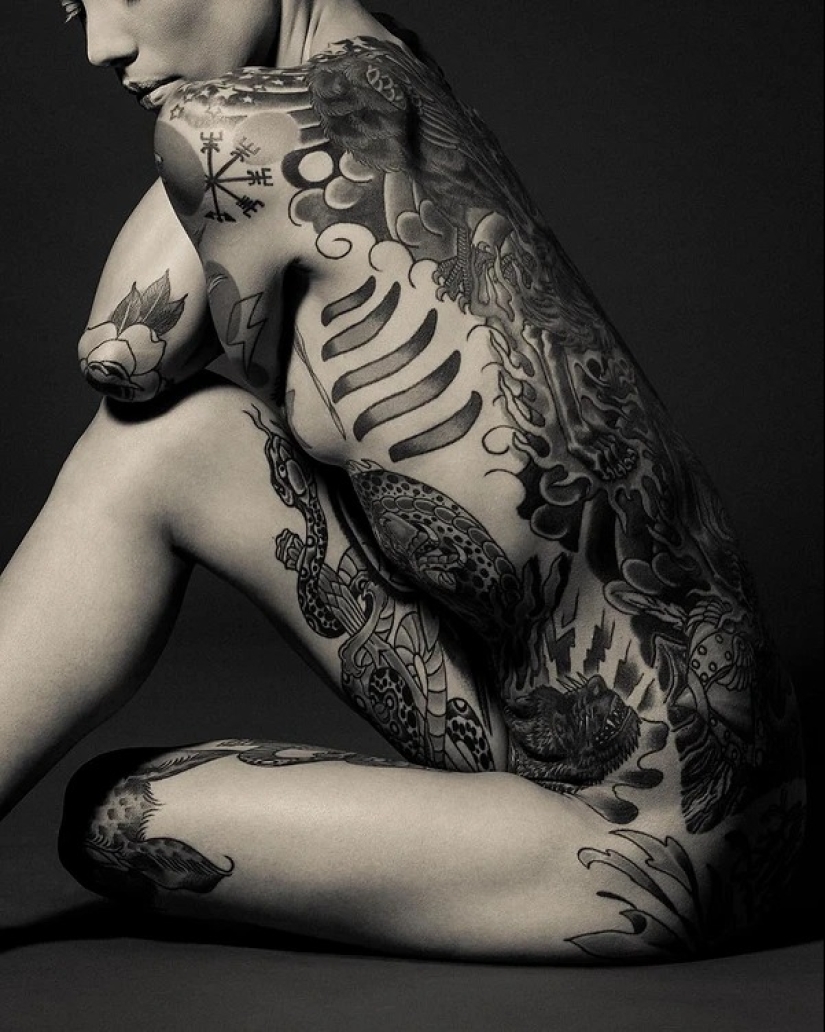 Beautiful girls and their tattoos: 32 black-and-white photos imbued with charming aesthetics Beautiful girls and their tattoos: 32 black-and-white photos imbued with charming aesthetics