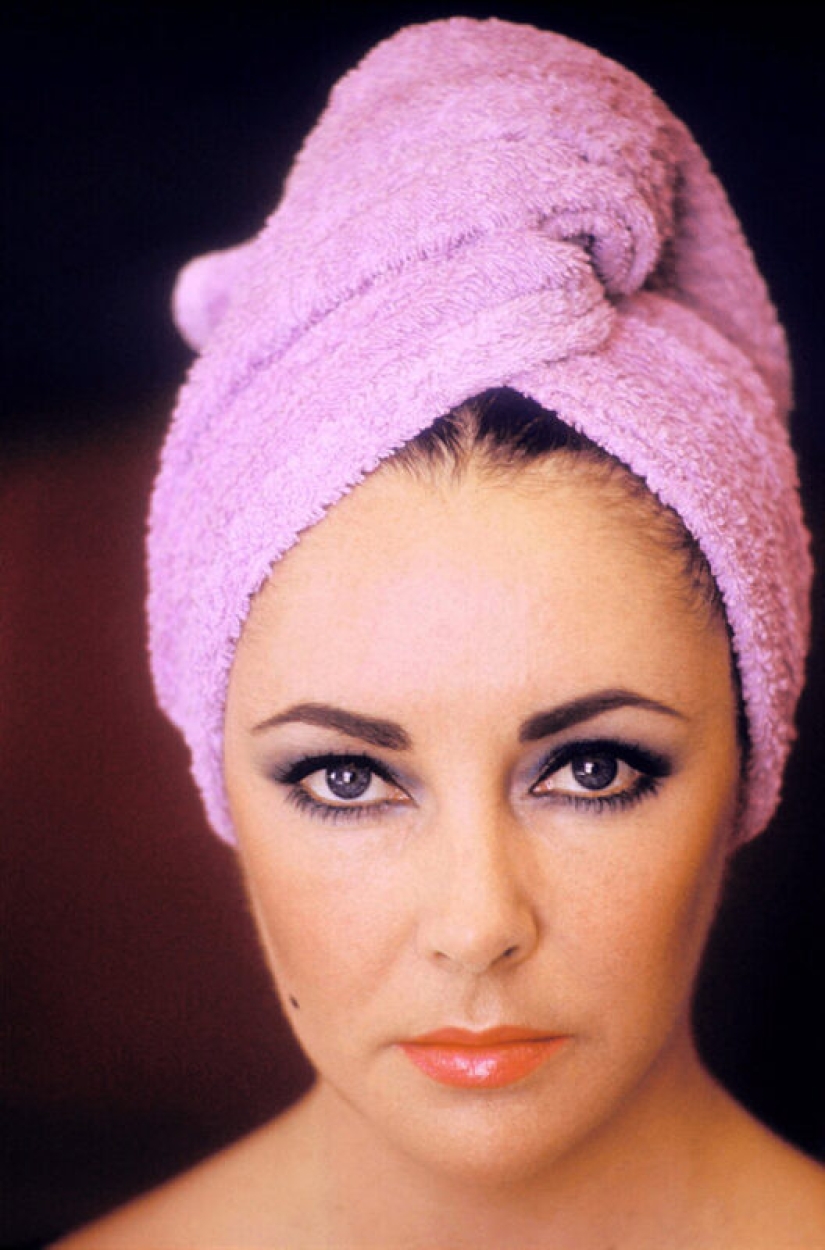 Beauty (and handsome) in towels: 9 vintage photographs of stars after the shower
