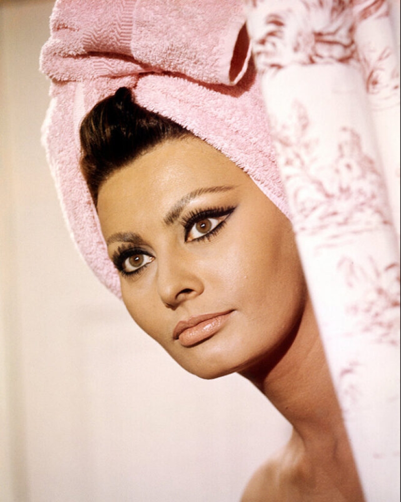 Beauty (and handsome) in towels: 9 vintage photographs of stars after the shower