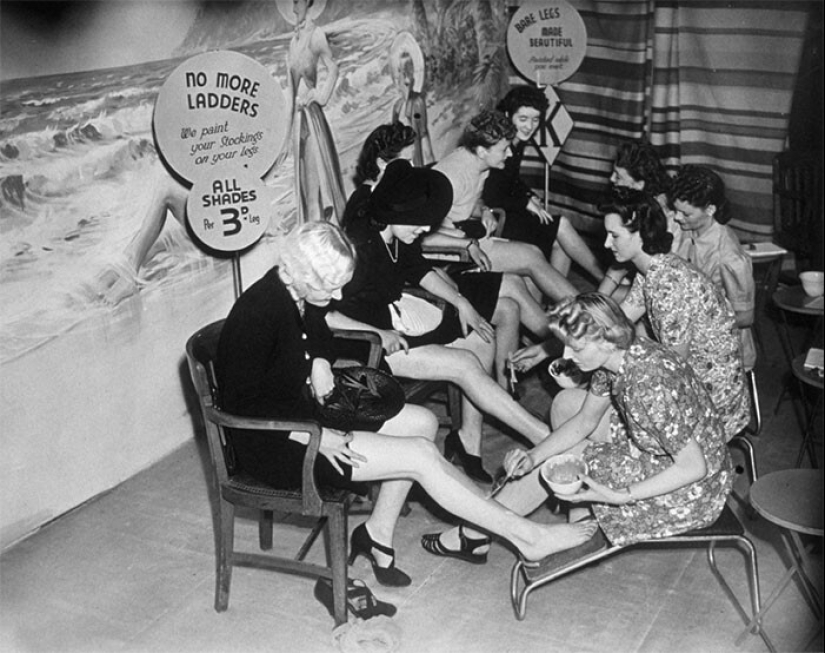 Beauty requires sacrifice and here are 30 vintage photos that prove it Beauty requires sacrifice and here are 30 vintage photos that prove it