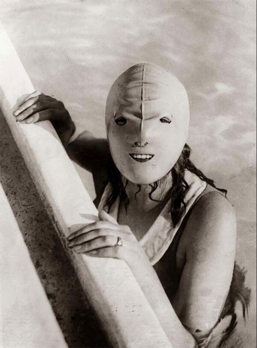 Beauty requires sacrifice and here are 30 vintage photos that prove it Beauty requires sacrifice and here are 30 vintage photos that prove it