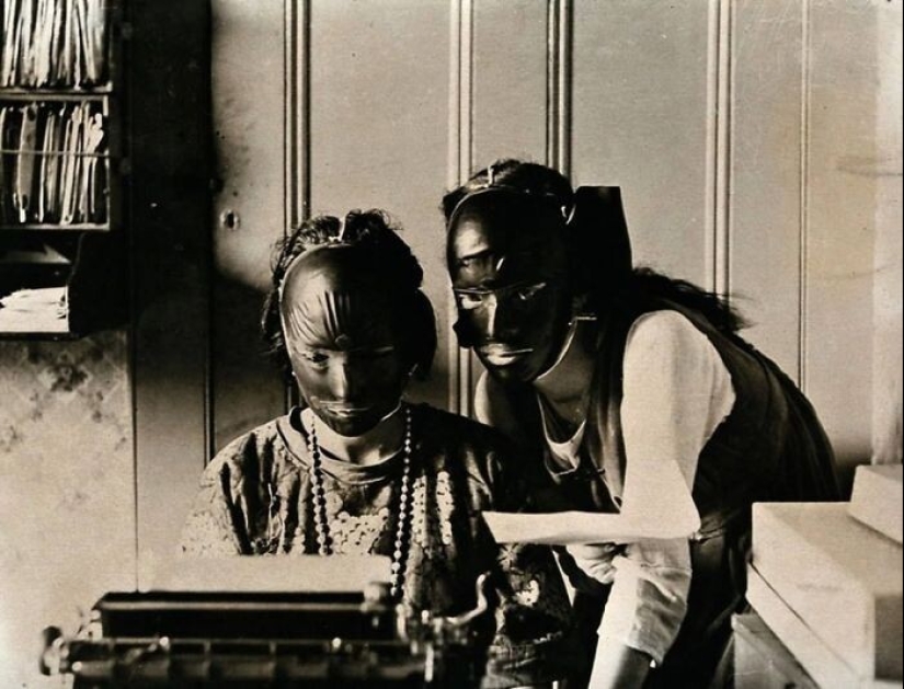 Beauty requires sacrifice and here are 30 vintage photos that prove it Beauty requires sacrifice and here are 30 vintage photos that prove it