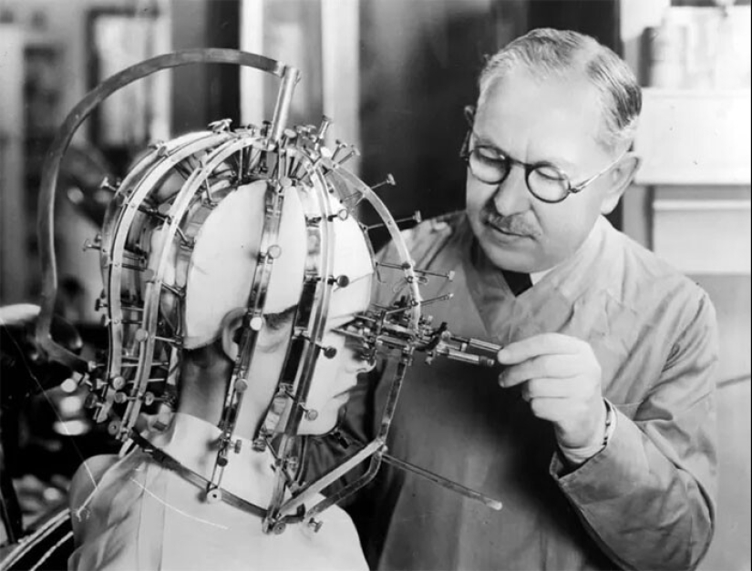 Beauty requires sacrifice and here are 30 vintage photos that prove it Beauty requires sacrifice and here are 30 vintage photos that prove it