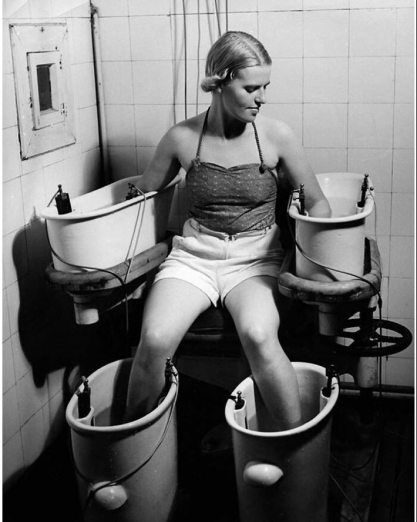 Beauty requires sacrifice and here are 30 vintage photos that prove it Beauty requires sacrifice and here are 30 vintage photos that prove it