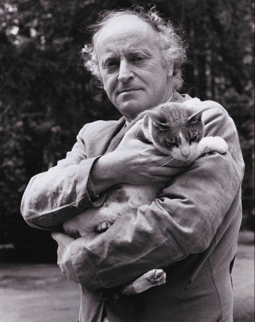 Behind every great man there is a cat Behind every great man there is a cat