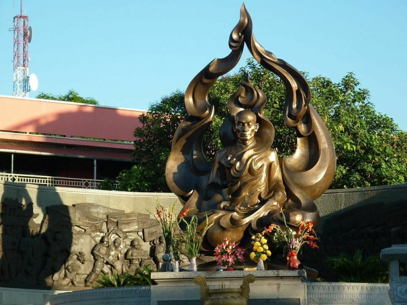 Buddhist Monk's Self-Immolation: The Flame that changed the World Buddhist Monk's Self-Immolation: The Flame that changed the World