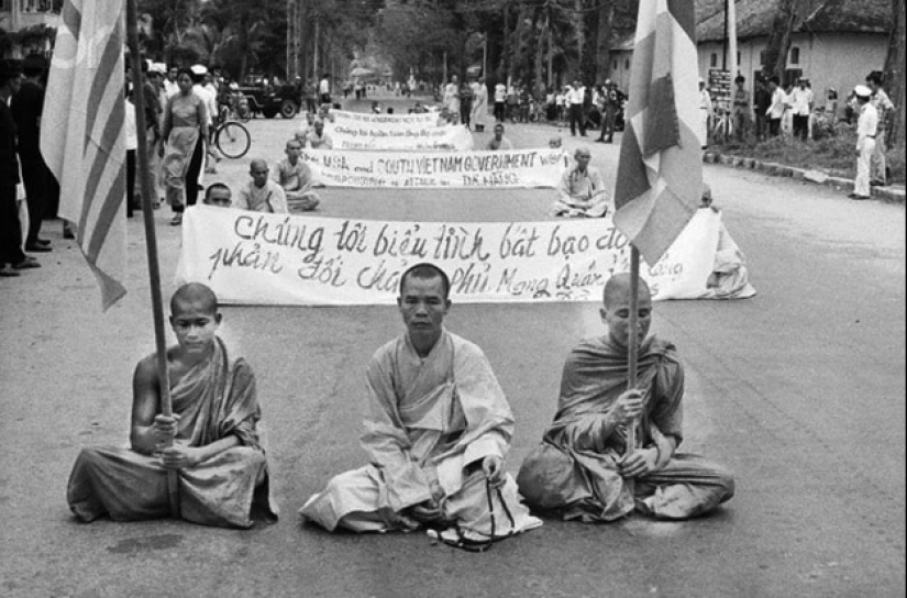 Buddhist Monk's Self-Immolation: The Flame that changed the World Buddhist Monk's Self-Immolation: The Flame that changed the World