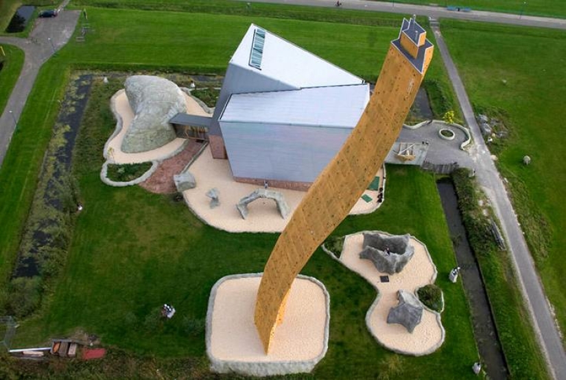 Buildings with a slope