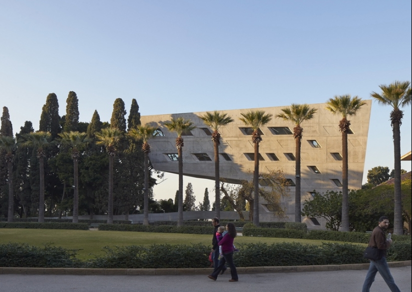 Buildings with a slope