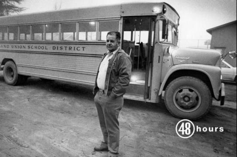 Buried alive: a gang of kidnappers buried a bus with children for ransom
