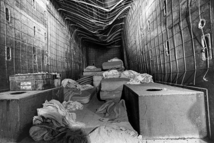 Buried alive: a gang of kidnappers buried a bus with children for ransom
