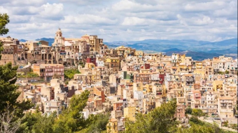 Centuripe es una pequeña ciudad siciliana con una forma muy inusual Centuripe es una pequeña ciudad siciliana con una forma muy inusual