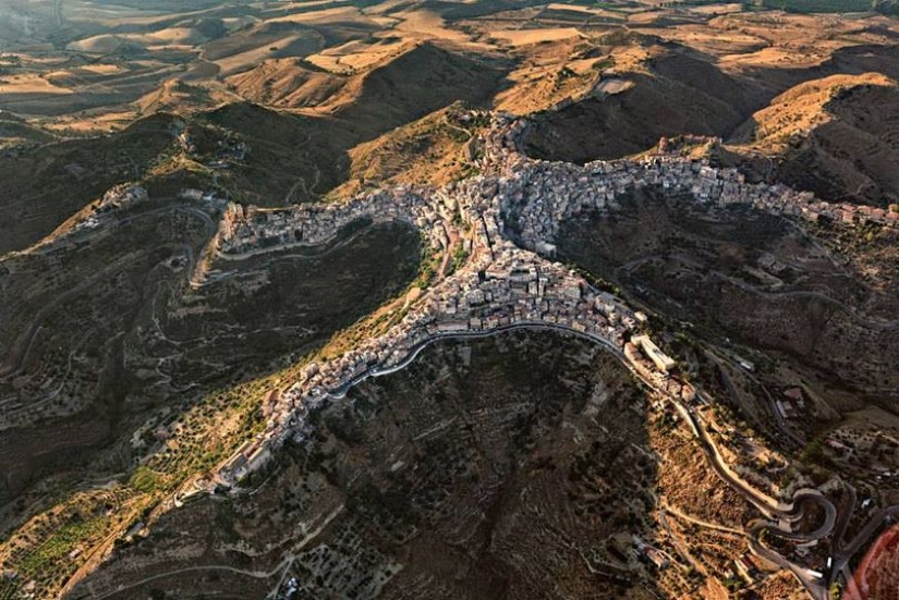 Centuripe es una pequeña ciudad siciliana con una forma muy inusual Centuripe es una pequeña ciudad siciliana con una forma muy inusual