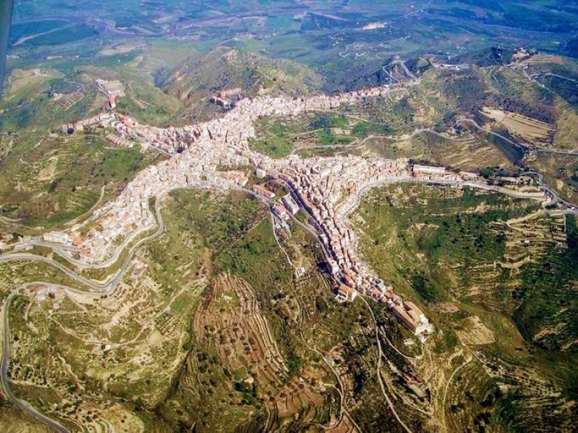 Centuripe es una pequeña ciudad siciliana con una forma muy inusual Centuripe es una pequeña ciudad siciliana con una forma muy inusual