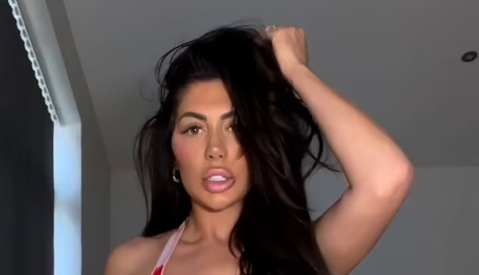 Chloe Ferry deja MUY poco a la imaginación mientras hace alarde de su asombrosa figura con lencería sexy del Día de San Valentín.