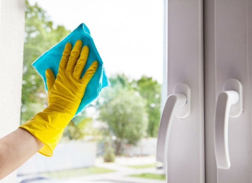 Clean and streak-free: how to properly wash glass and mirrors