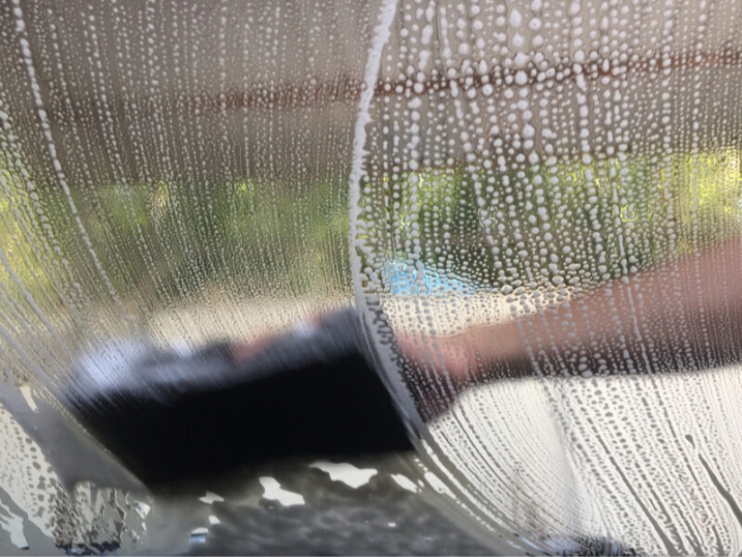 Clean and streak-free: how to properly wash glass and mirrors