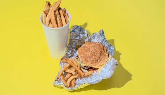 Cómo se ven 2 mil calorías en forma de platos de comida rápida